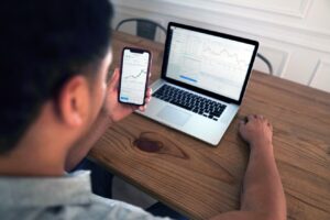 Read more about the article How to analyze data from a survey: A step-by-step guide for meaningful insights